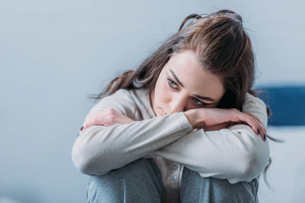 A woman experiencing anxiety due to Side Effects of Missing a Dose of Gabapentin.