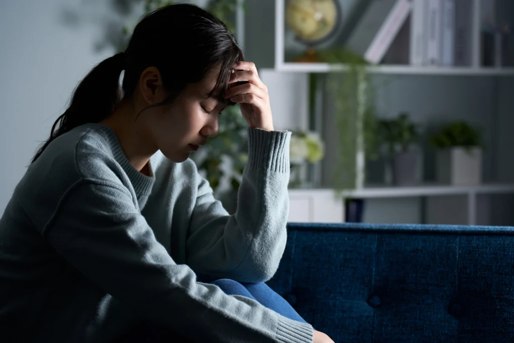 Person experiencing anxiety after missing a dose of Hydroxyzine